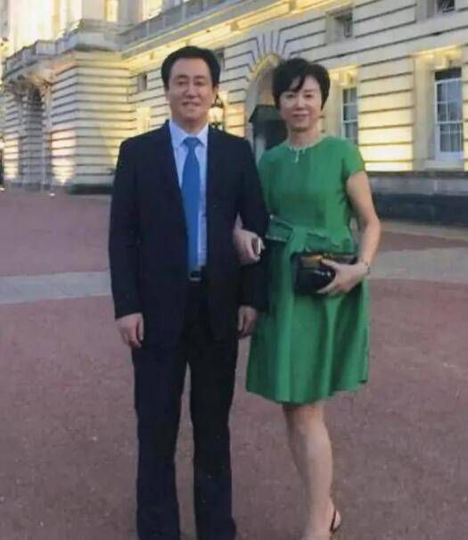 蕾哈娜穿比基尼航海度假 自曝半裸照片秀好身材 2014-01-22 近日，小天后蕾哈娜在海中乘船度假，她在网上晒出自己身穿比基尼的性感身姿，其中两张甚至半裸上身，显然对好身材十分自豪。
