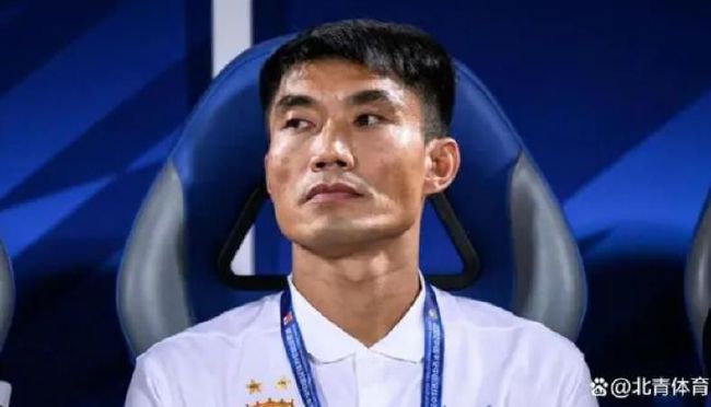 片中，路易斯·莱恩直接点破超人的身份，克拉克·肯特也坦然承认“我就是超人”，摒弃了传统超英电影中“隐藏身份”的老套路。