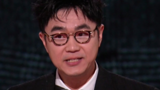 在他们的海报上，分别写了过去、现在和未来的字样。